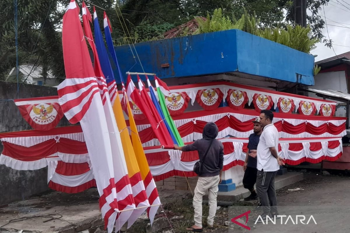 Penjual bendera merah putih  mulai bermunculan di ruas jalan kota Ambon