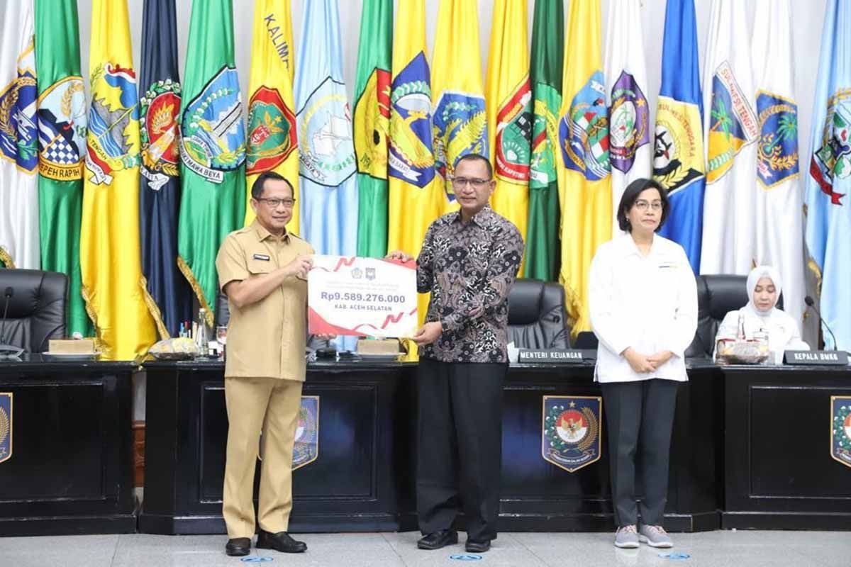 Pemkab Aceh Selatan terima penghargaan Kemendagri
