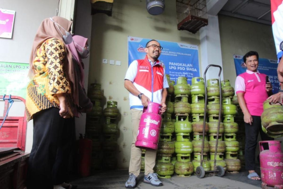 Dirut Pertamina Patra Niaga sidak ke pangkalan LPG pastikan stok aman