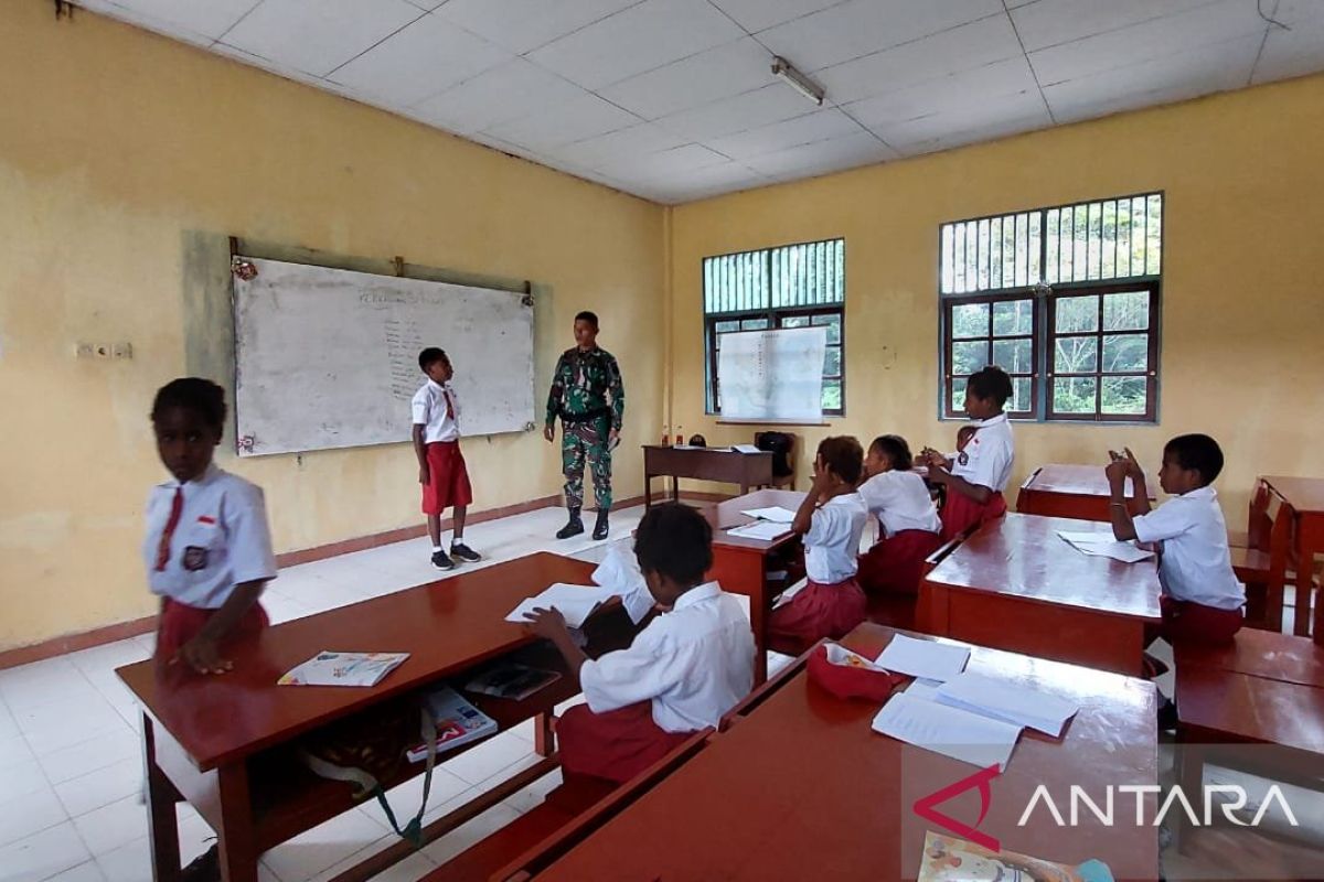 Prajurit TNI sasar pendidikan di Maybrat lewat program Teman Pace