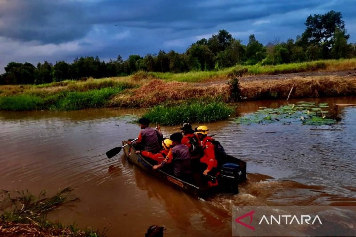 Puluhan satgas karhutla padamkan api di area bandara Banjarbaru