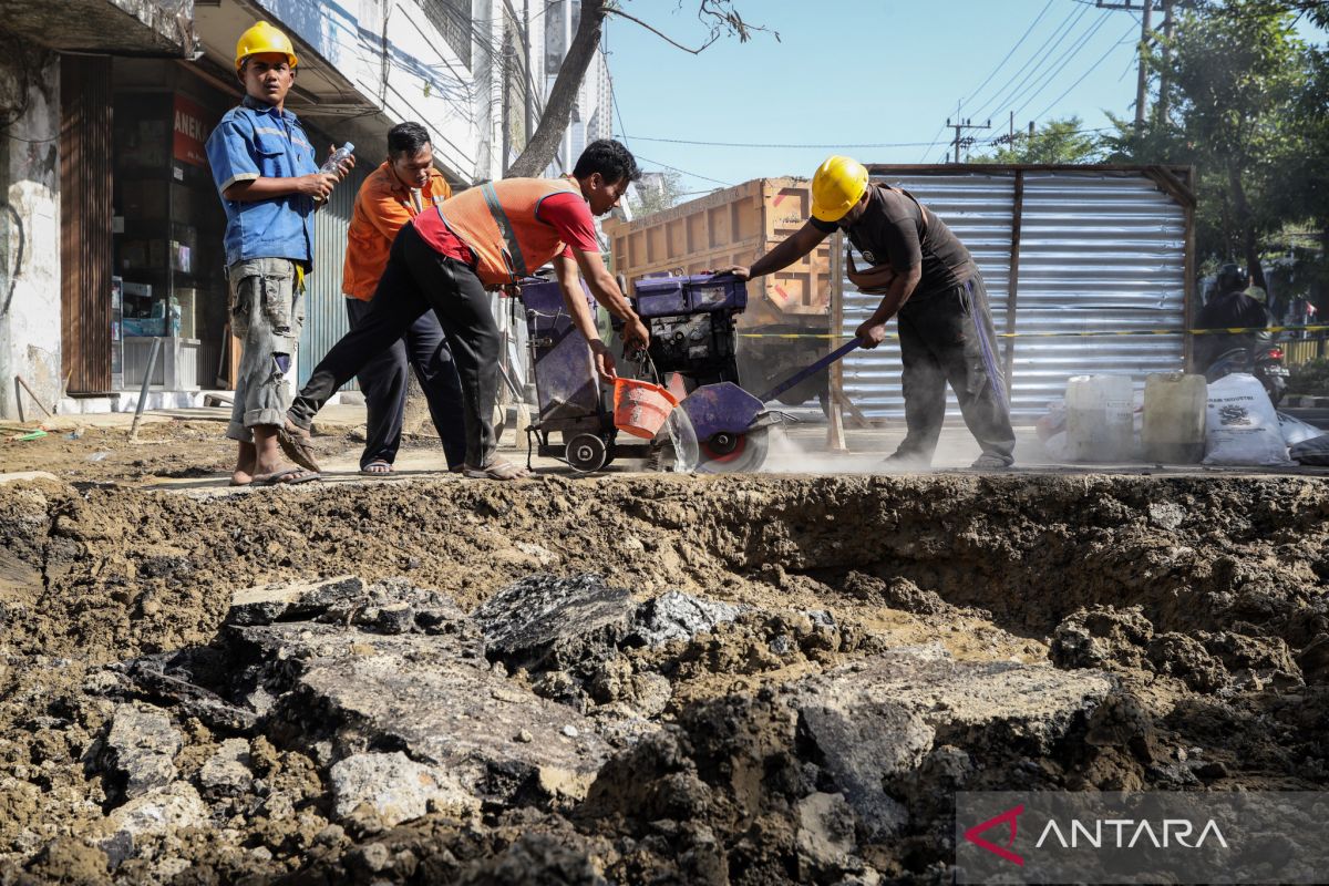 Jalan rusak akibat proyek pipa air di Surabaya