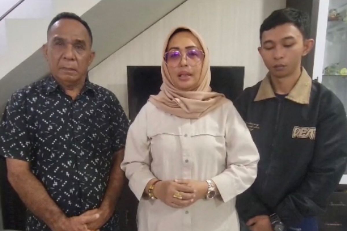 Ketua DPRD AmbonElly Toisuta serahkan kasus anaknya ke kepolisian