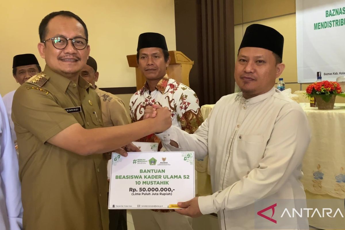 Baznas dan Pemda Kolaka Utara serahkan bantuan kepada para santri Rp220 juta