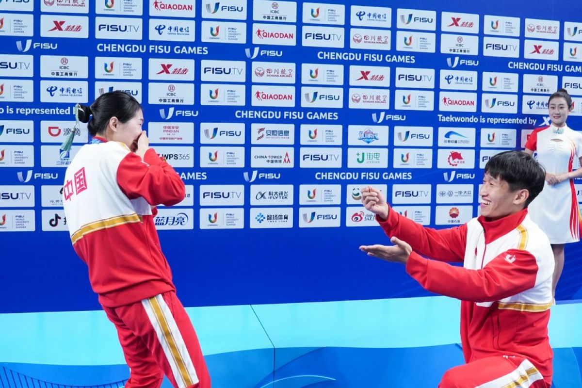 Atlet taekwondo China dapat cincin lamaran saat penyerahan medali