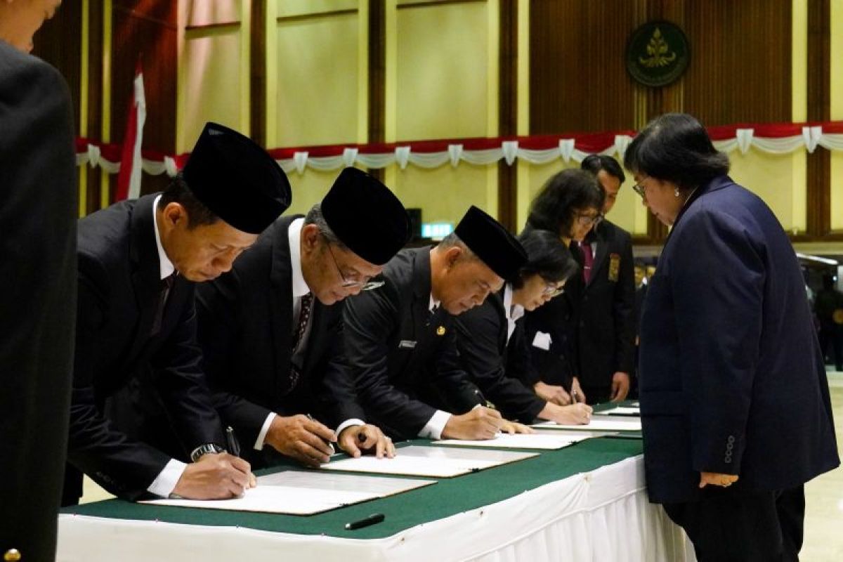Siti Nurbaya lantik lima pejabat tinggi madya KLHK