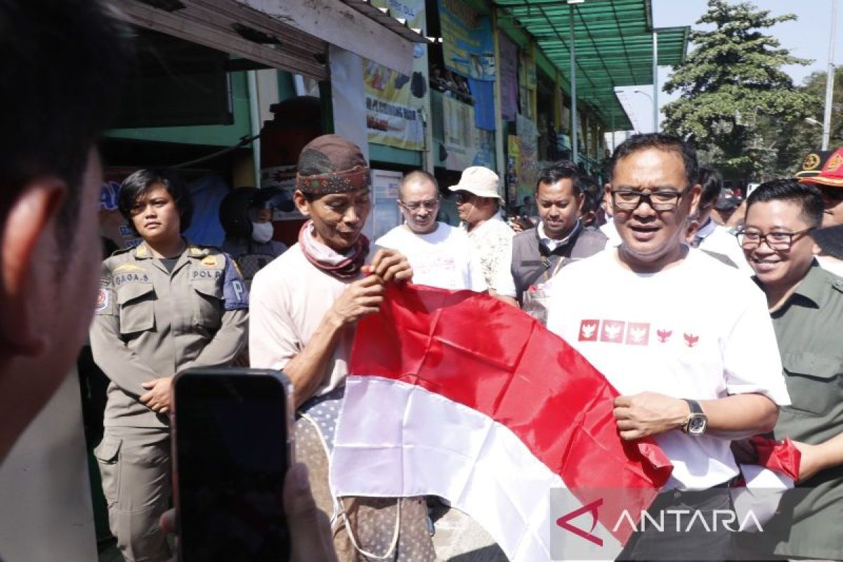 Pemkab Bogor bagikan bendera merah putih di 40 kecamatan peringati HUT Ke-78 RI