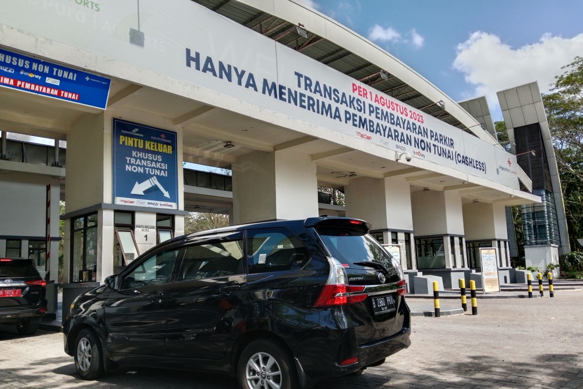 Bandara Lombok terapkan pembayaran parkir nontunai