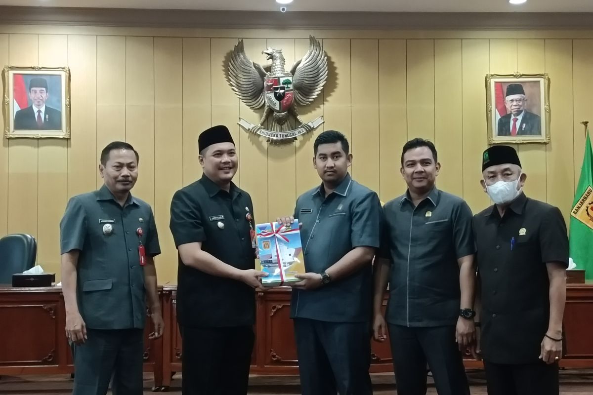 Foto - Ketua DPRD terima dokumen perubahan KUA PPAS 2023