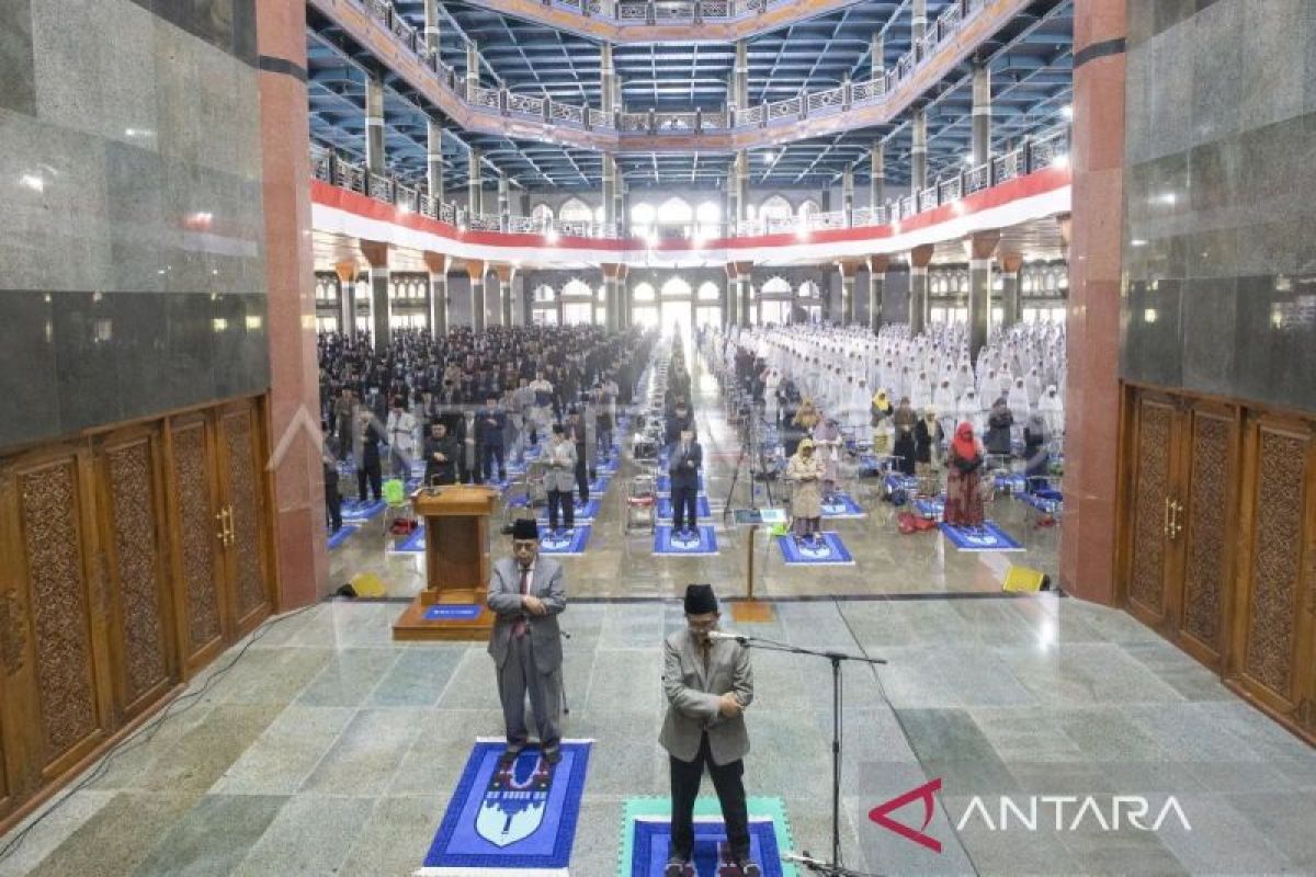 Menyaksikan prosesi Shalat Jumat yang berbeda di Al Zaytun