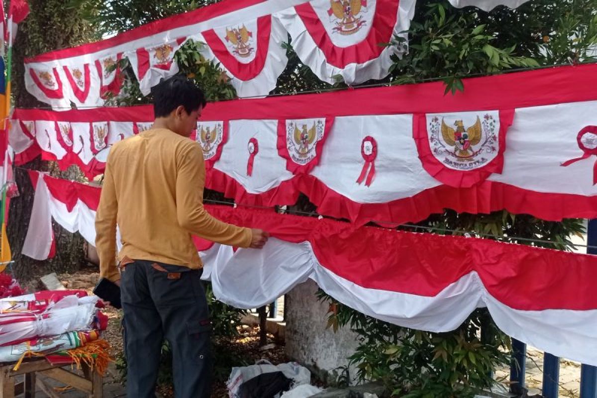 Penjual bendera asal Garut warnai jalan protokol di Rangkasbitung