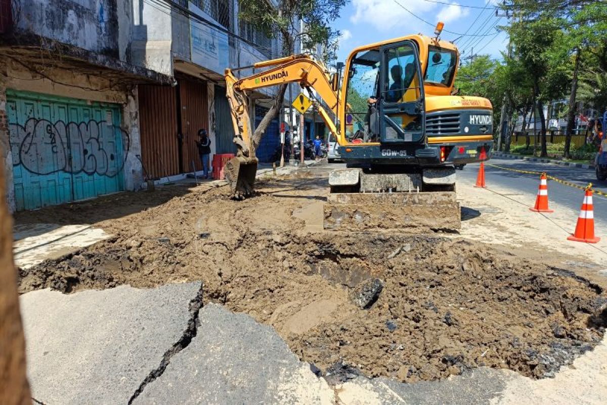 PDAM Kota Surabaya: terangkatnya aspal Jalan Pasar Kembang karena lumpur bawah tanah