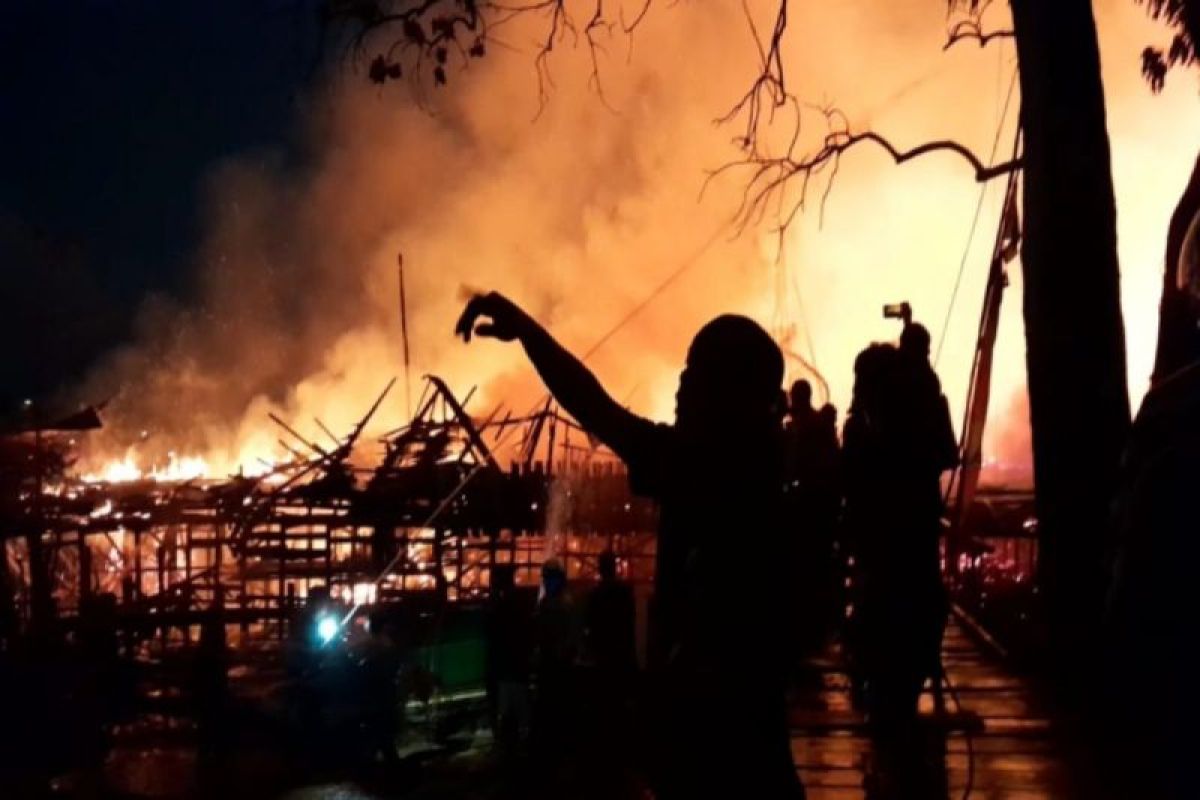 Puluhan rumah di kawasan padat penduduk Palangka Raya terbakar