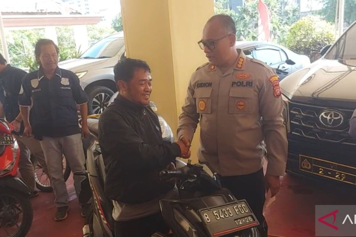 Kapolrestro Jakut kembalikan sepeda motor pedagang kue pancong
