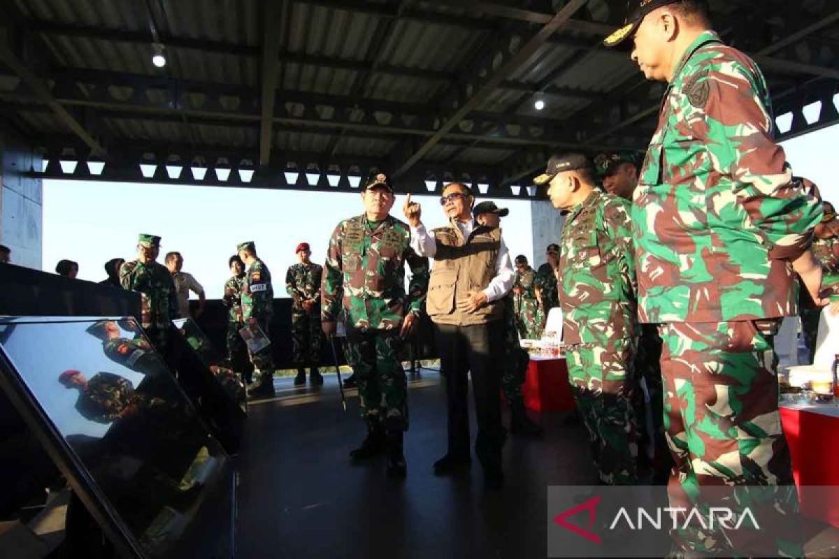 Mahfud MD dan Yudo Margono tinjau latihan gabungan TNI di Situbondo