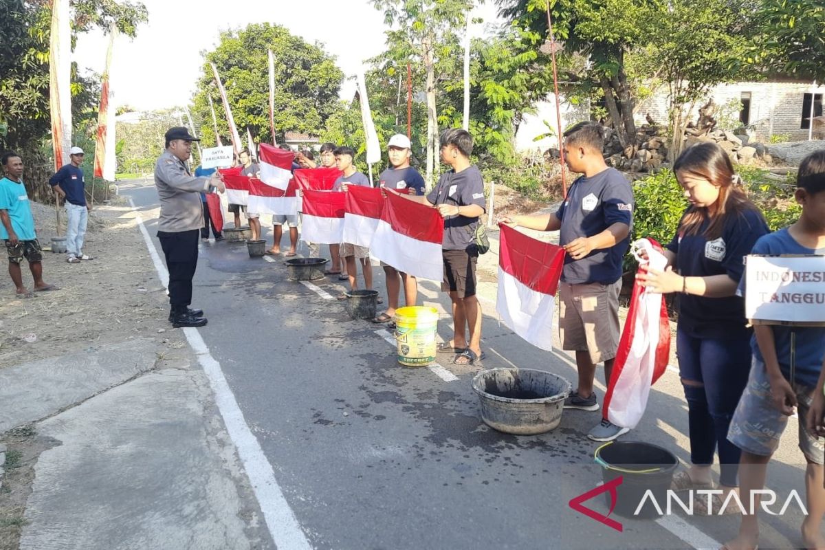 Warga Tegalgiri Boyolali aksi cuci bendera sambut HUT Kemerdekaan RI