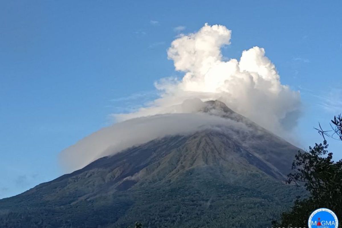 PVMBG mencatat 1.189 kali gempa guguran Gunung Karangetang di Pulau Siau