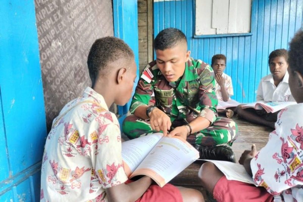 Satgas Yonif 125/Simbisa ajarkan calistung kepada pelajar di Kabupaten Merauke