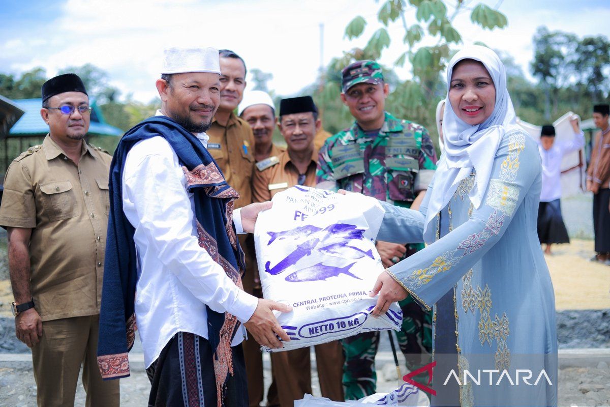 Pemkab Nagan Raya salurkan 10 ribu bibit ikan untuk pesantren