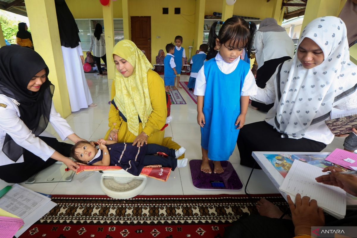 Dokter sarankan orang tua pakaikan anak baju minimalis saat ditimbang