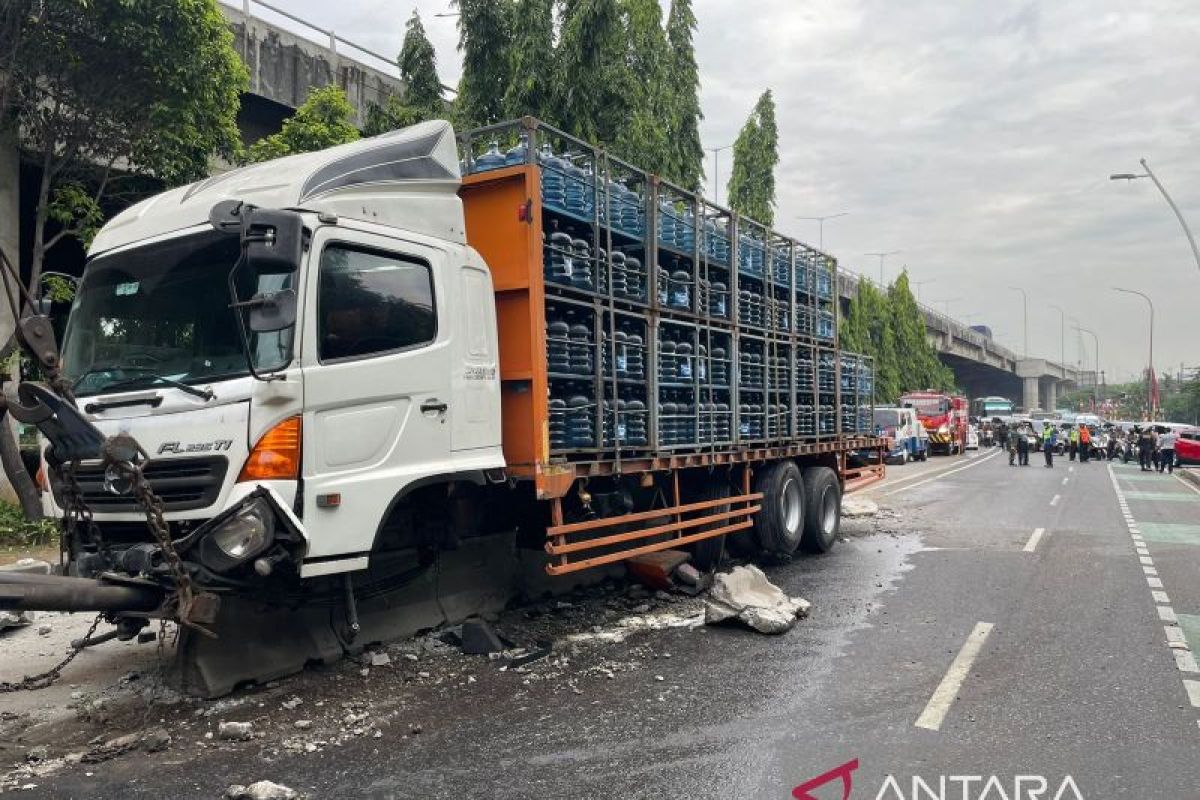 Truk pengangkut air galon tabrak pembatas jalan busway di Jaktim