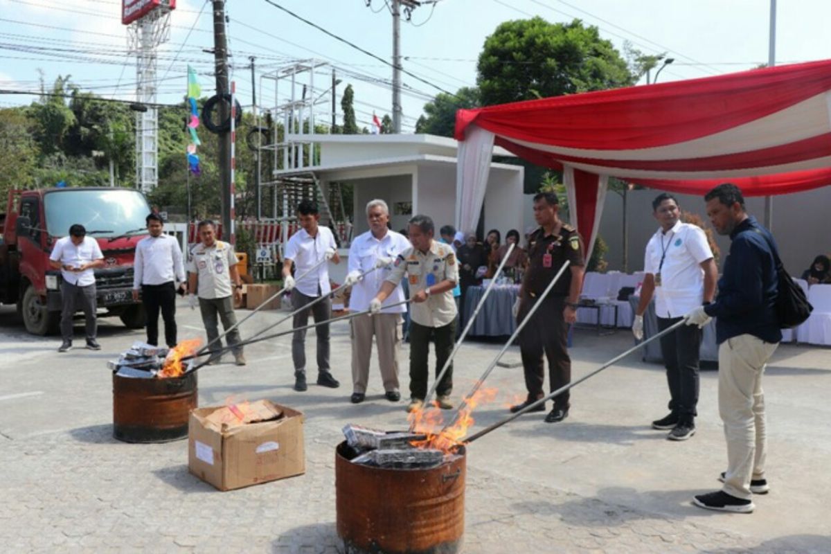 Kejari Samarinda musnahkan 83 barang bukti narkoba dan  barang rampasan