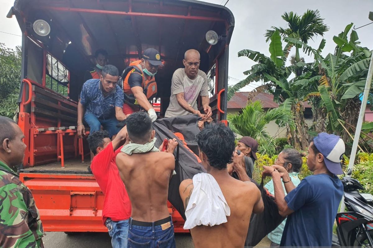 Anggota TNI bantu evakuasi mayat di perairan pantai Desa Allang Maluku