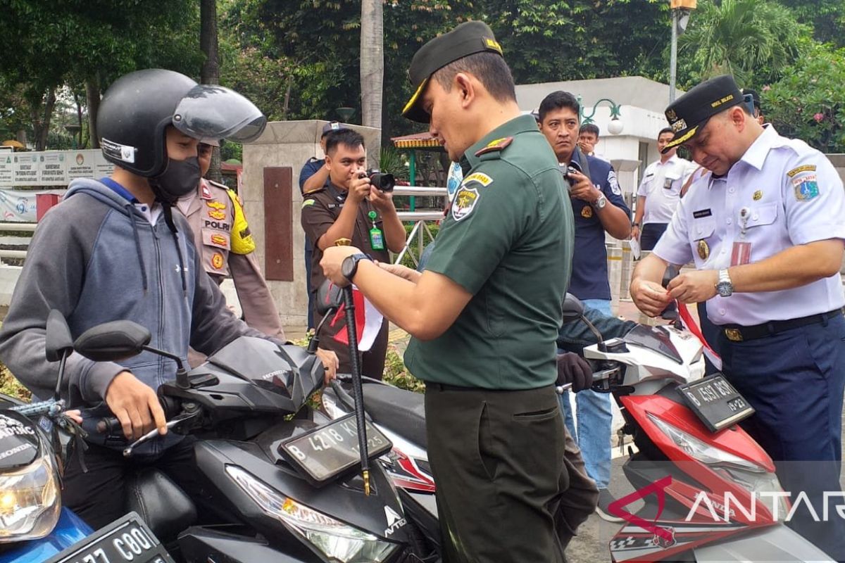 Forkopimda Jakbar bagikan 40 ribu bendera sambut HUT ke-78 RI