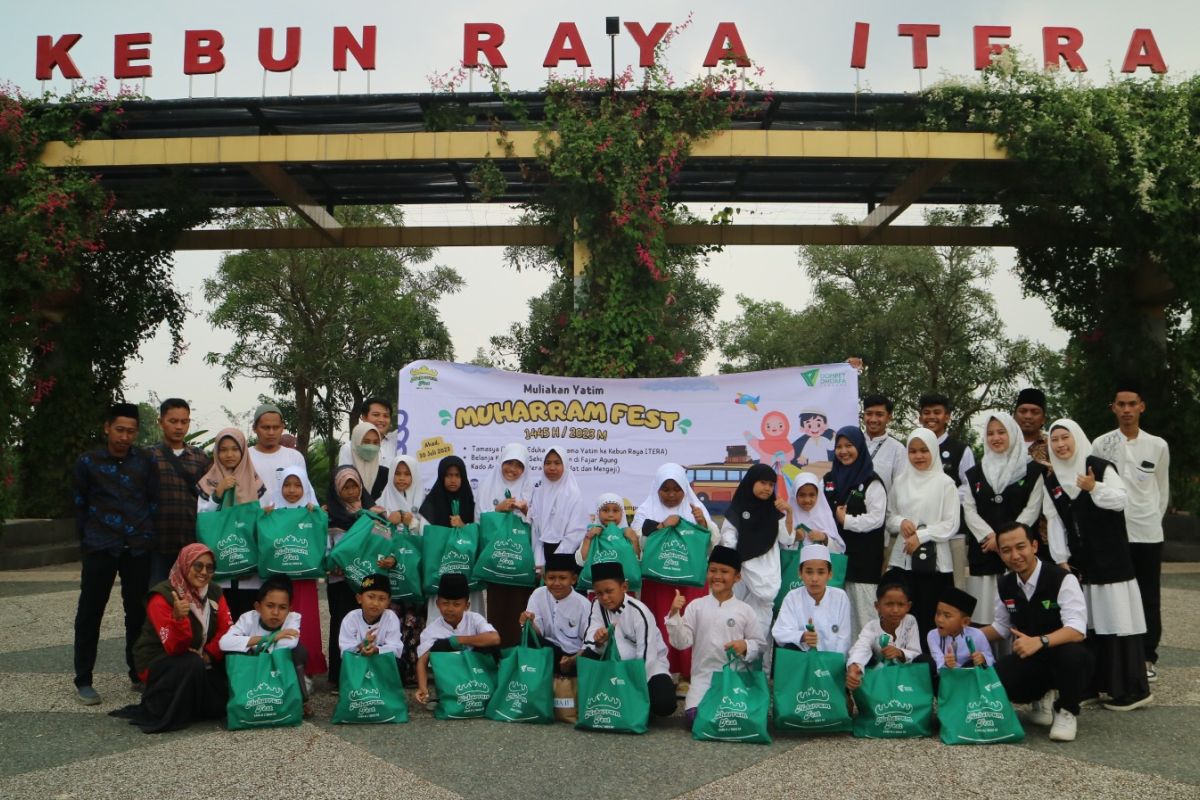 Dompet Dhuafa Lampung ajak puluhan anak yatim bertamasya dan berbelanja