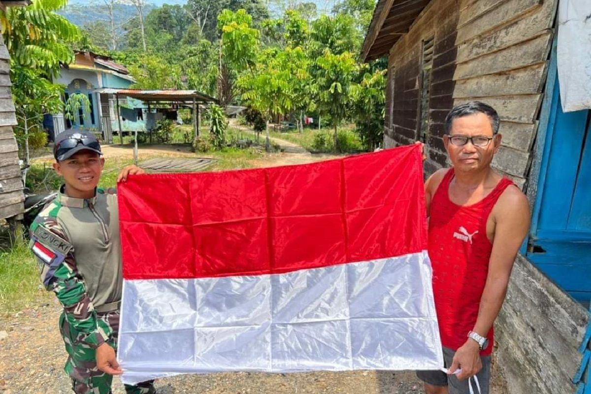 Satgas Pamtas bagikan bendera merah putih di perbatasan Indonesia