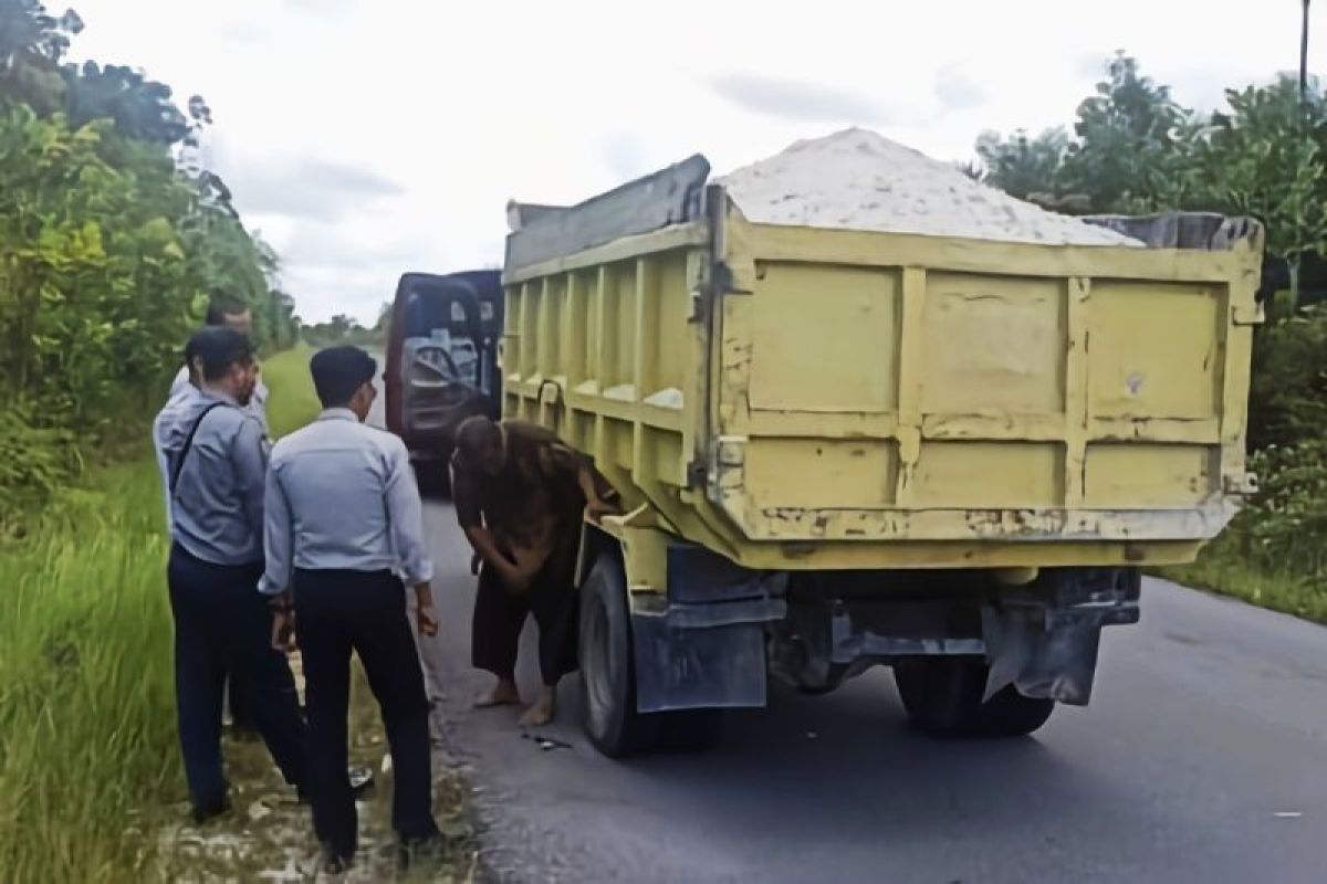 Dishub Kobar imbau sopir truk menutup bak saat mengangkut pasir