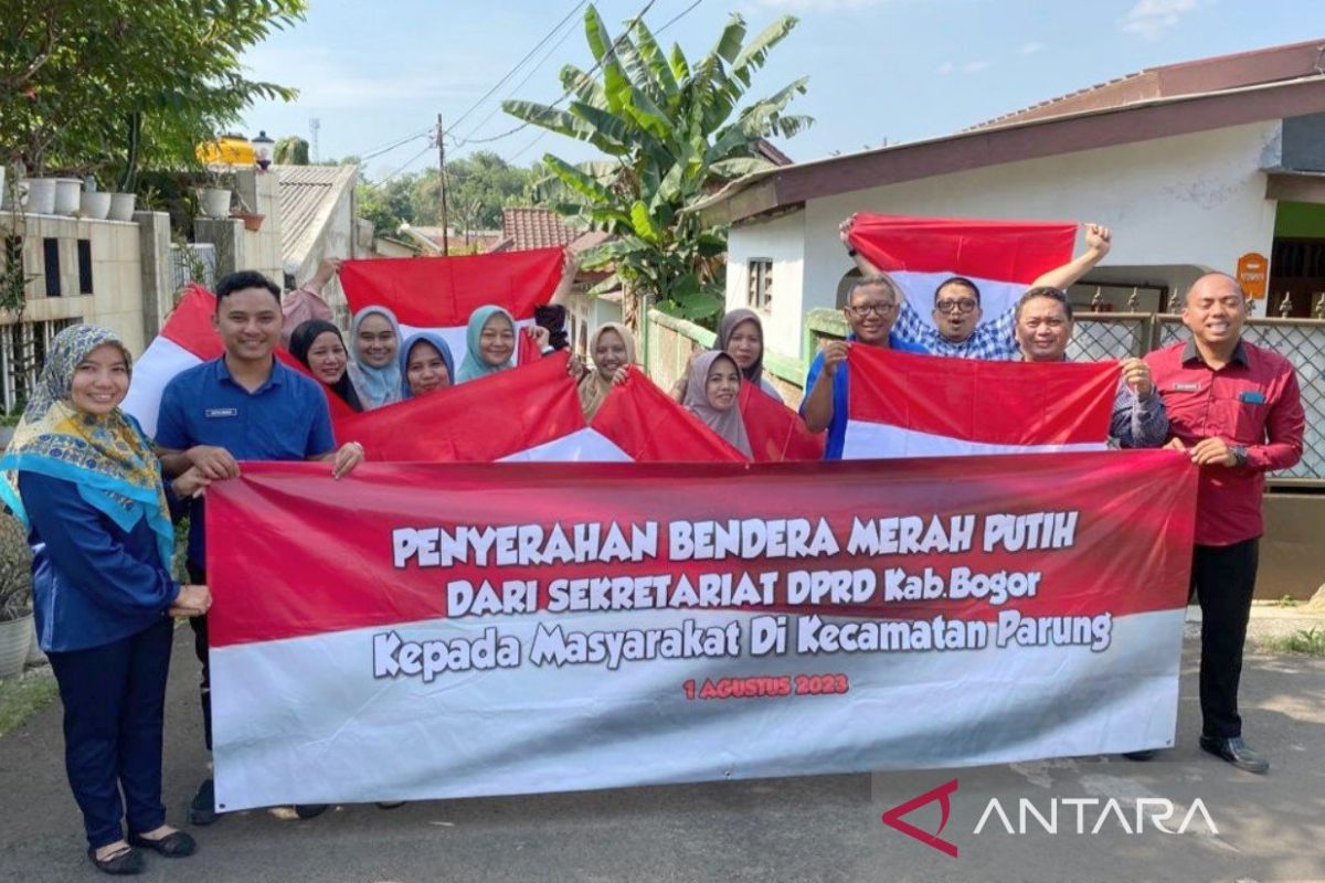 Sekretariat DPRD Bogor bagikan 500 bendera Merah Putih di Parung