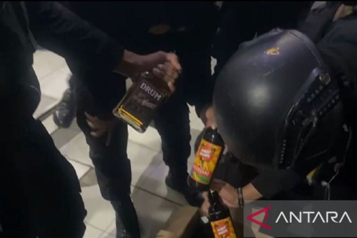 Polisi Sukabumi geledah warung penjual minuman keras