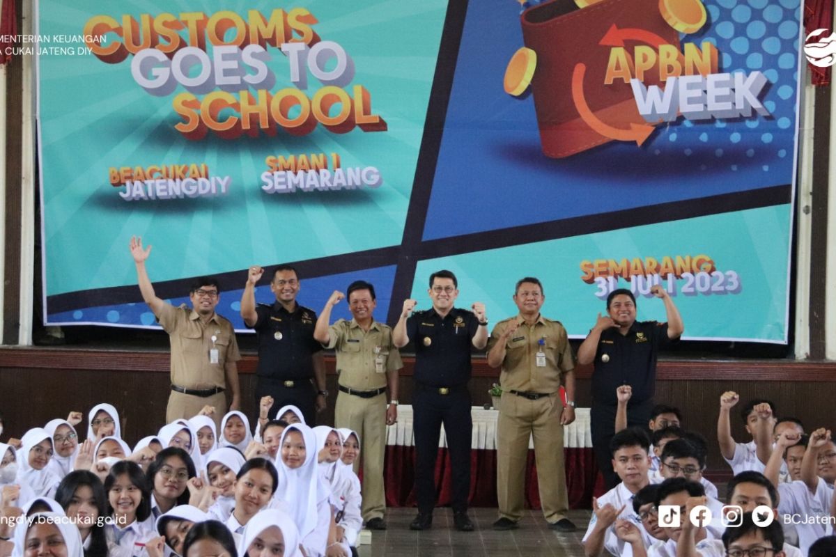 Bea Cukai Gelar Customs Goes to School APBN Week di Semarang