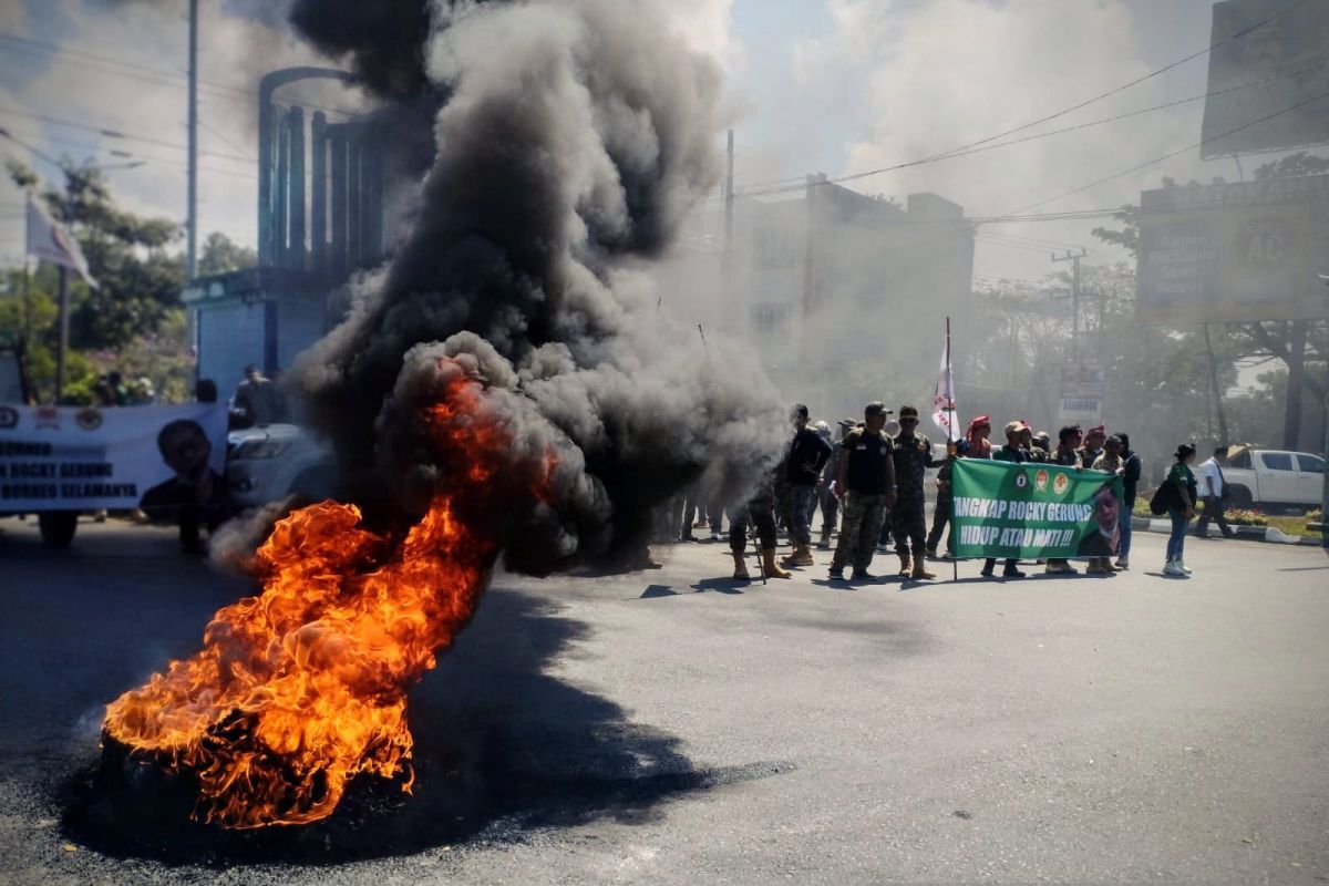 Warga Balikpapan demonstrasi tuntut RG  ditangkap