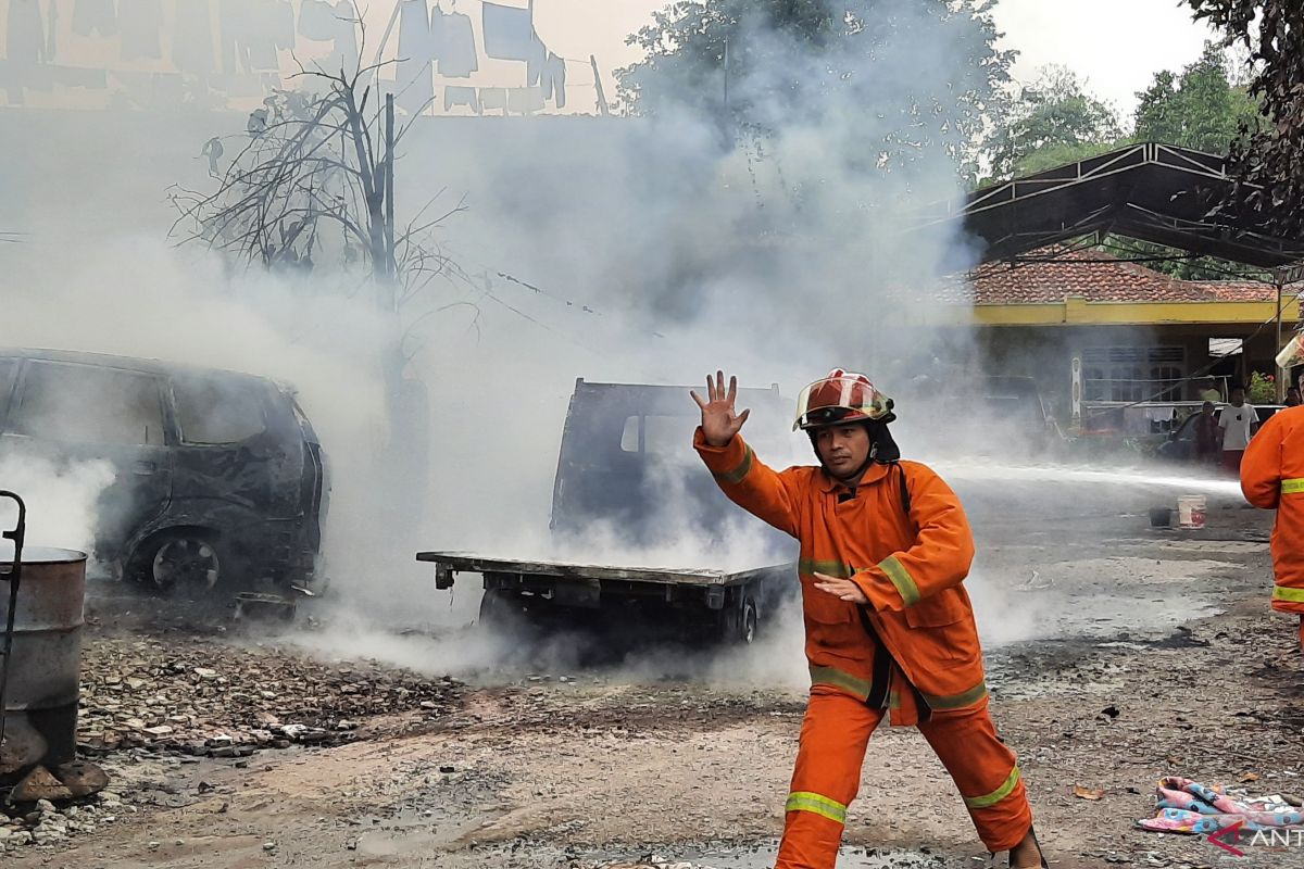 Tiga unit mobil terbakar di bengkel las