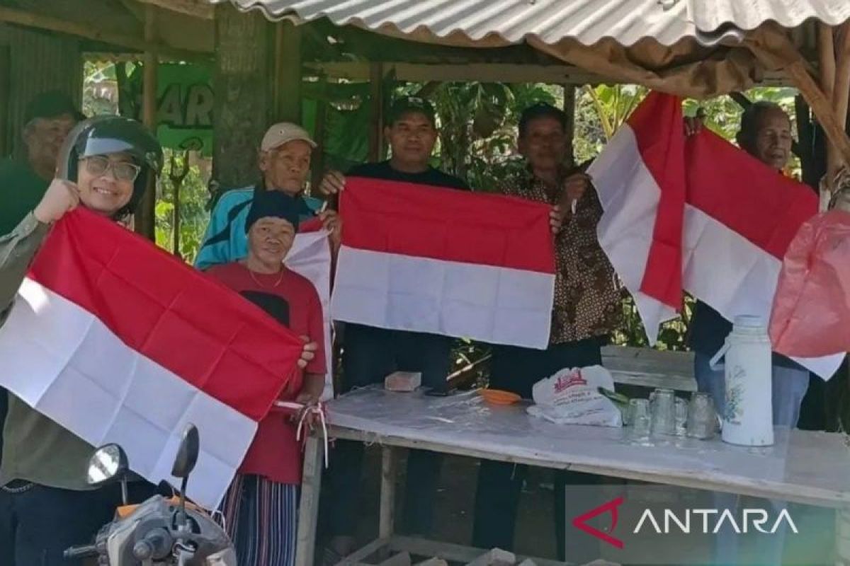 4.000 lembar bendera Merah Putih dibagikan ke warga Bekasi