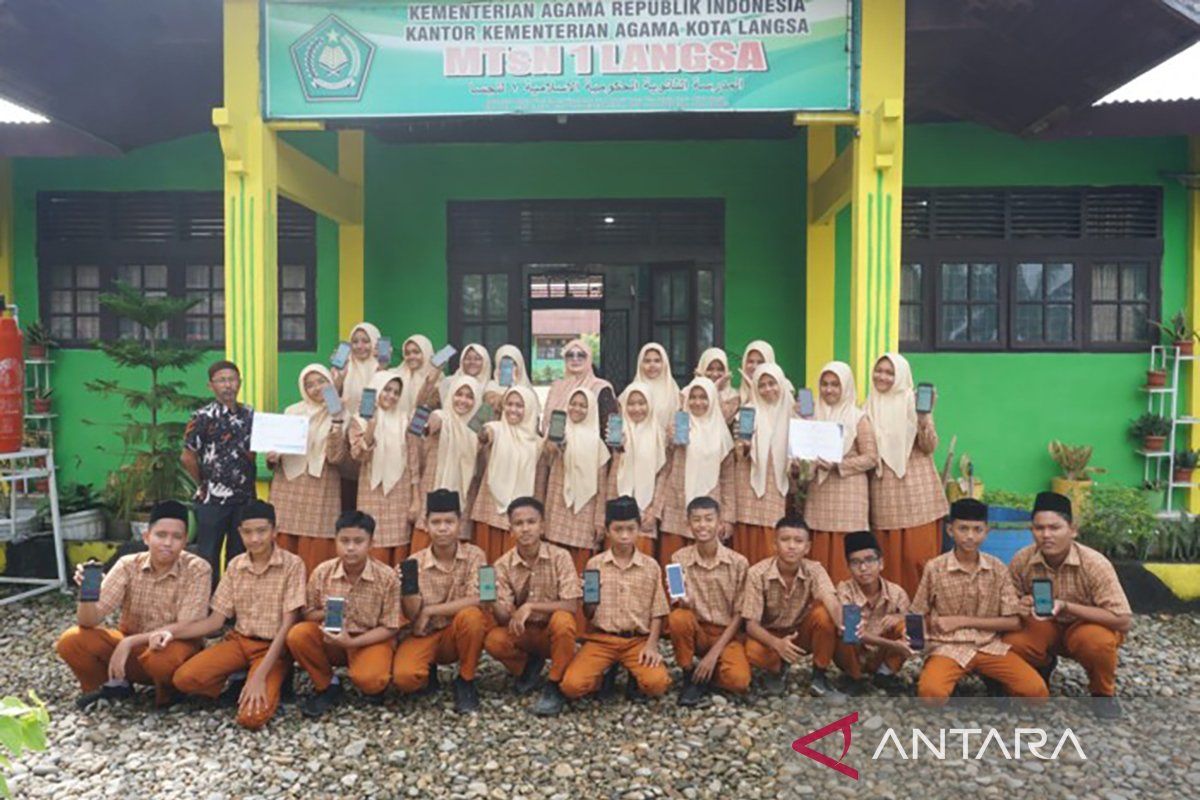Dua guru madrasah di Aceh dapat apresiasi Alef sebagai guru inspiratif, patut diapresiasi