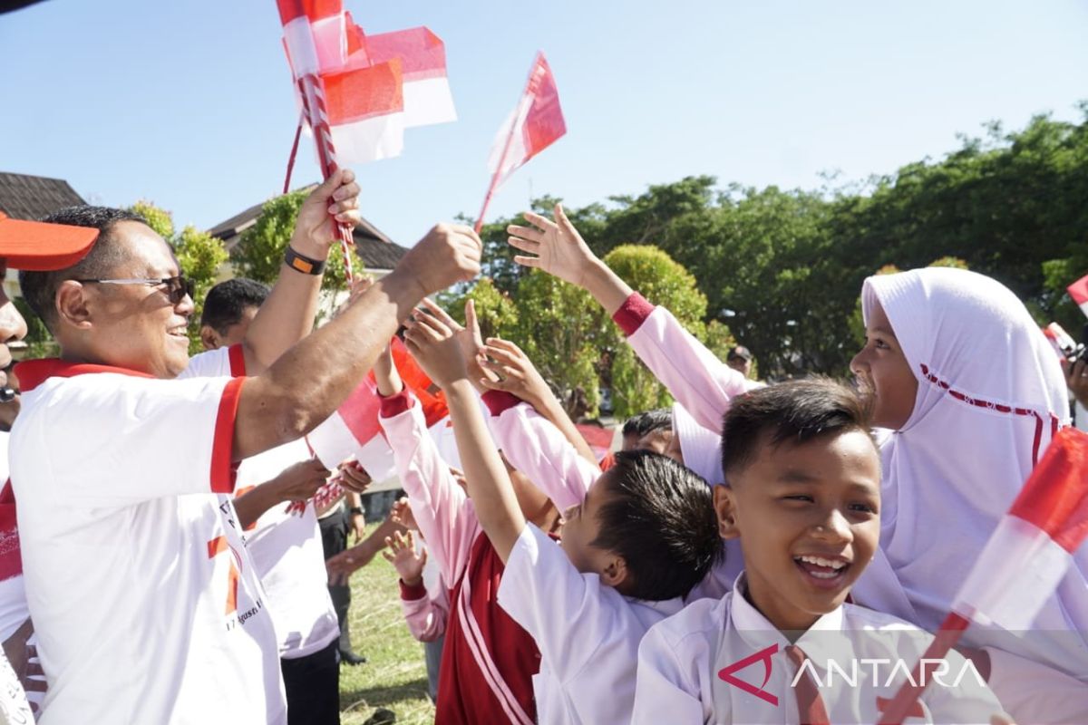 Bupati Gorontalo Utara lakukan gerakan 10 juta bendera merah putih