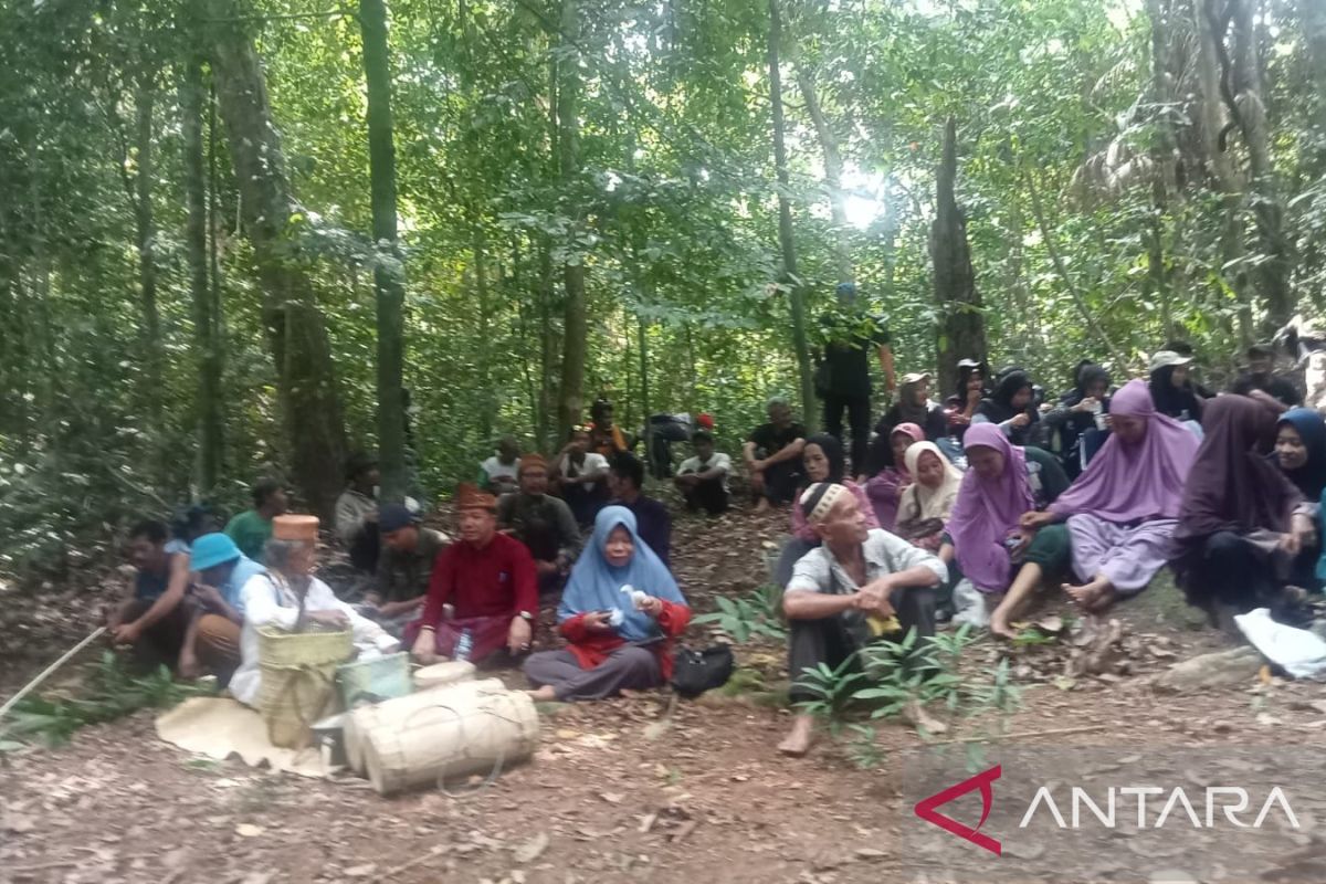 Pemkab Bangka Barat fasilitasi pelestarian tradisi Sedekah Gunung Pelangas