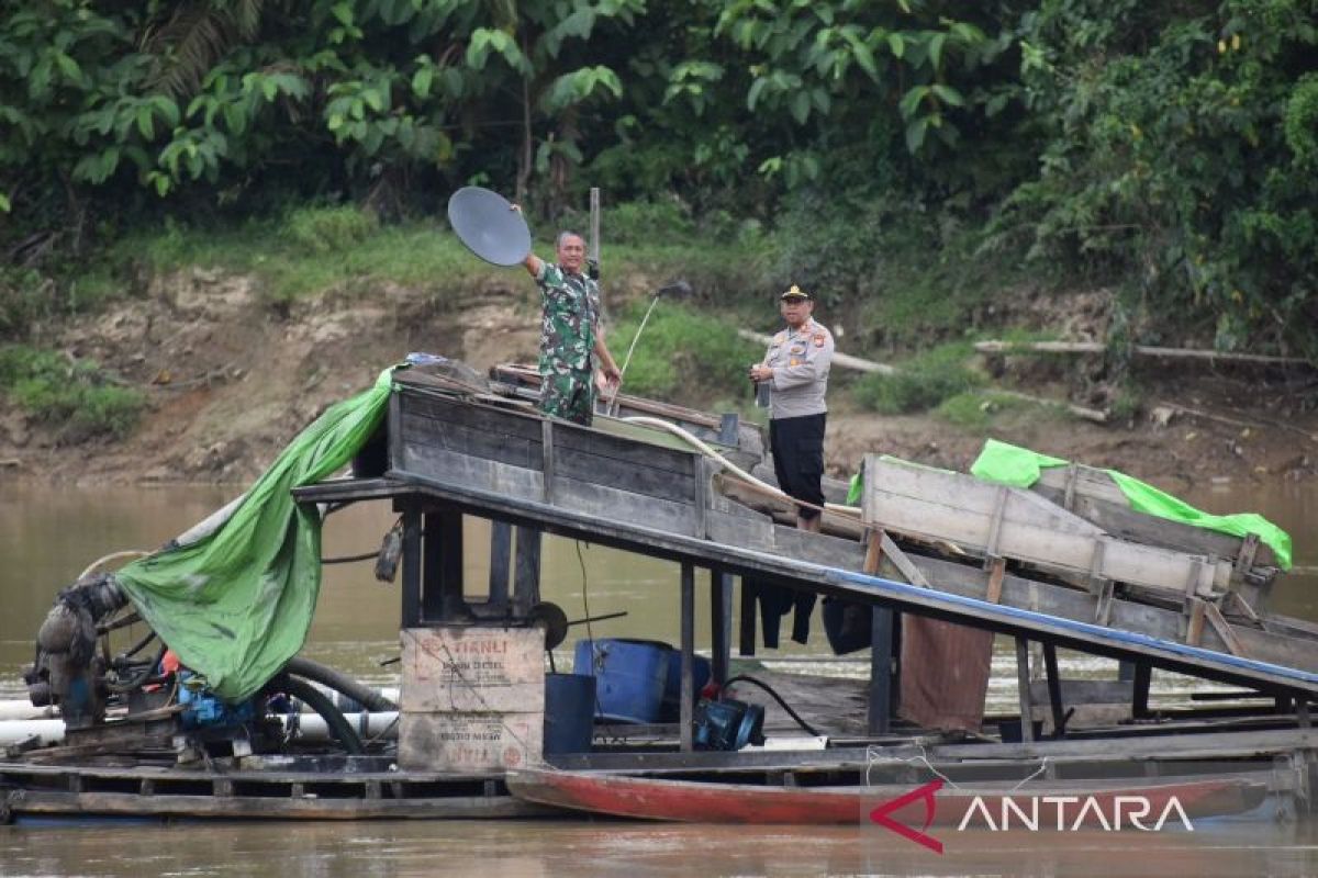 Tim gabungan musnahkan peralatan penambangan ilegal di Inhu