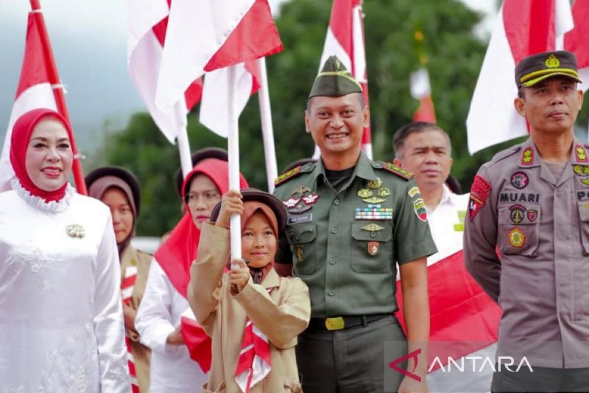 Pemkab Solok bagikan seribu bendera Merah Putih sambut HUT Ke-78 RI