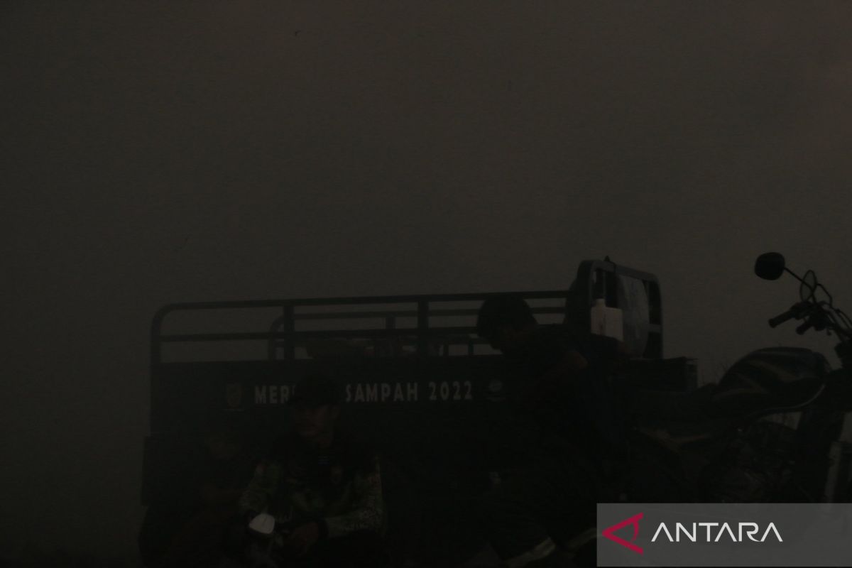 Relawan berjuang dari kepungan asap karhutla di Banjarbaru