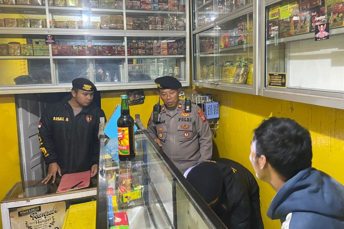 Polisi sita ribuan botol minuman keras berbagai merek di Garut