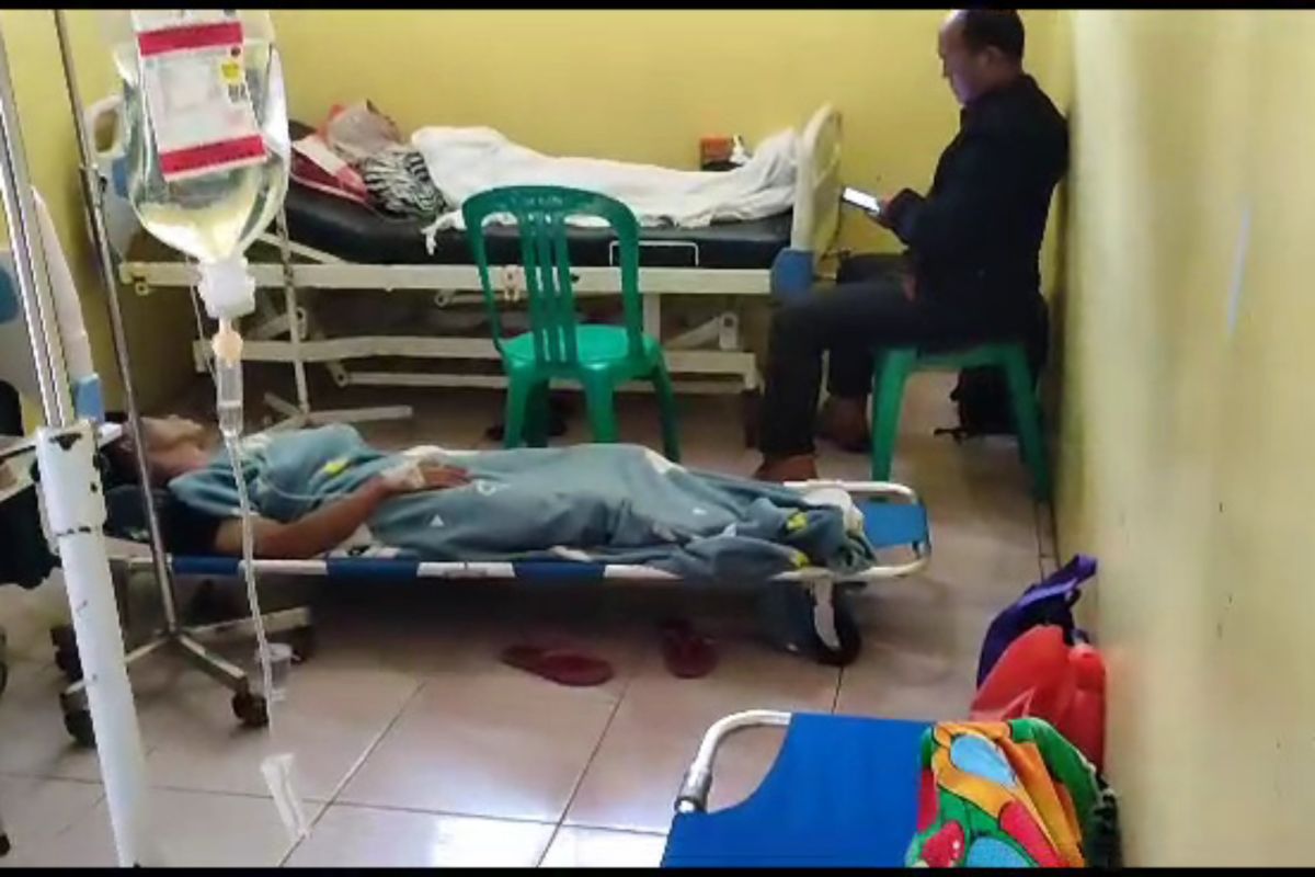 Tim kesehatan tangani puluhan warga diduga keracunan di Tasikmalaya