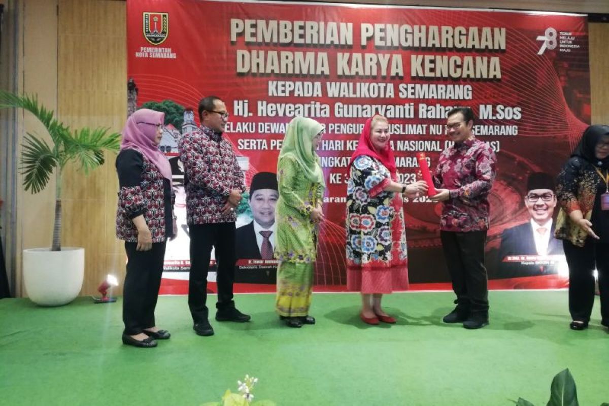 Wali Kota Semarang raih Dharma Karya Kencana dari BKKBN