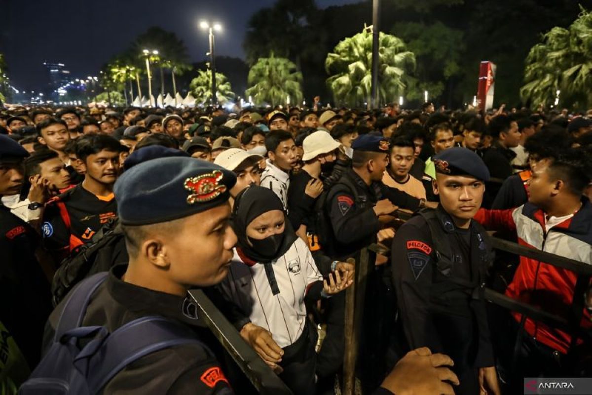 Manajer Persebaya minta LIB evaluasi lagu rasis suporter di stadion