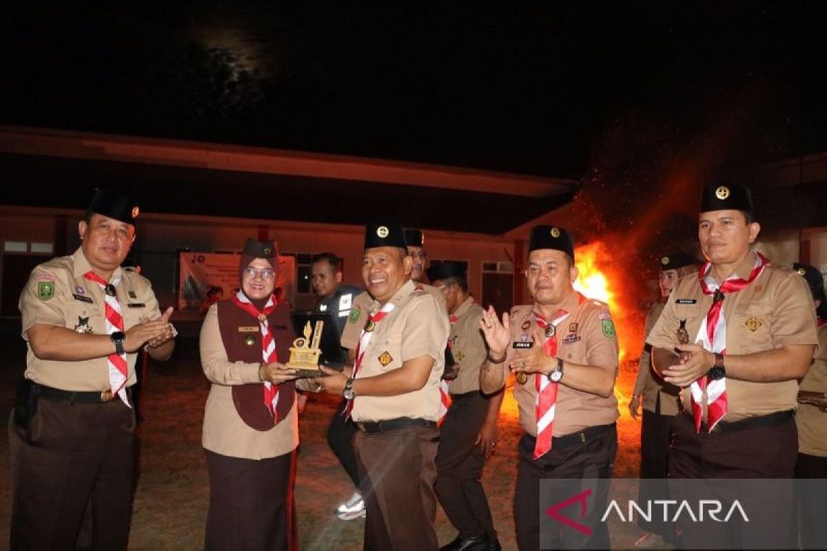 Kakanwil Kemenkumham Riau pimpin upacara api unggun sambut Hari Pramuka