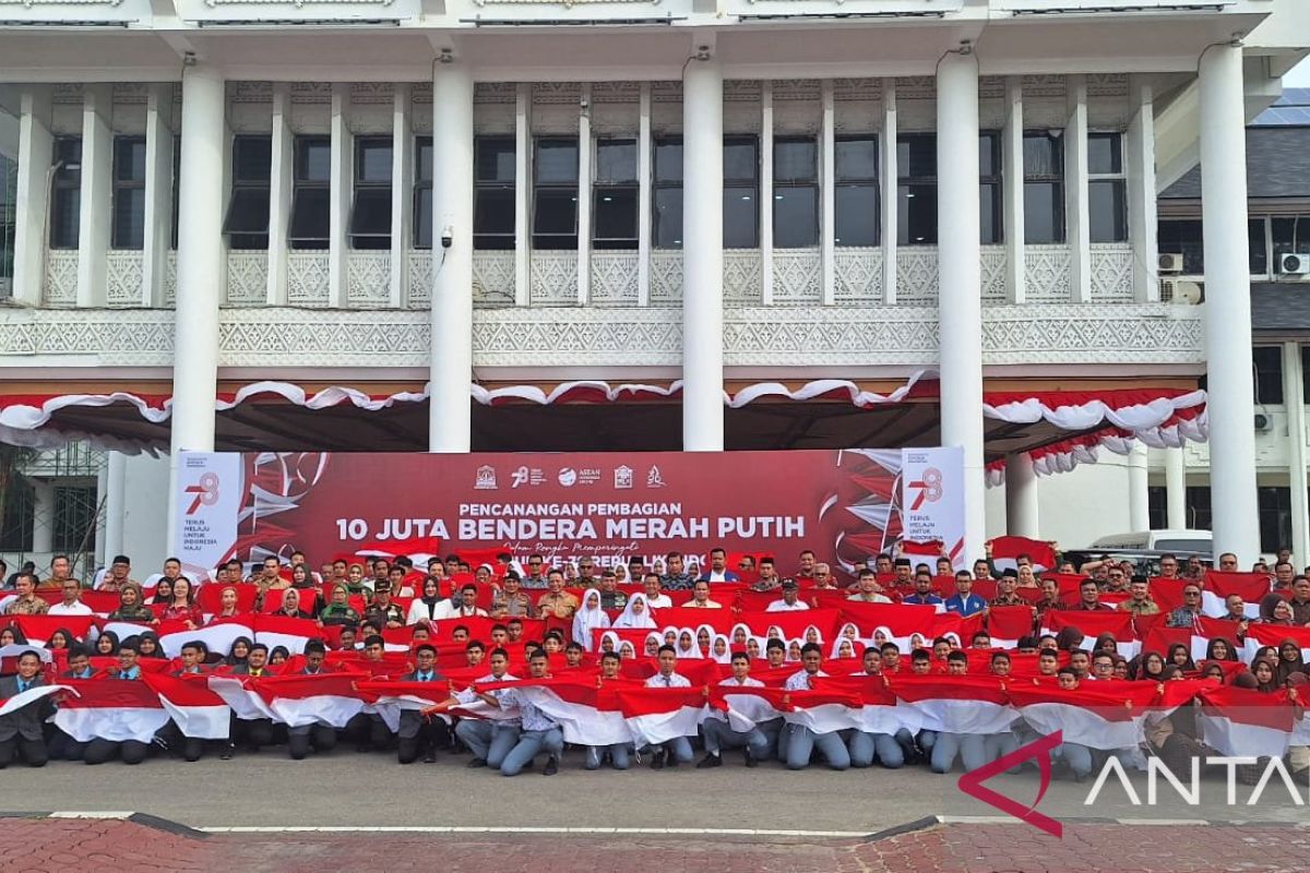 Pemerintah Aceh bagikan 4.700 bendera merah putih, semarakan HUT 78 RI