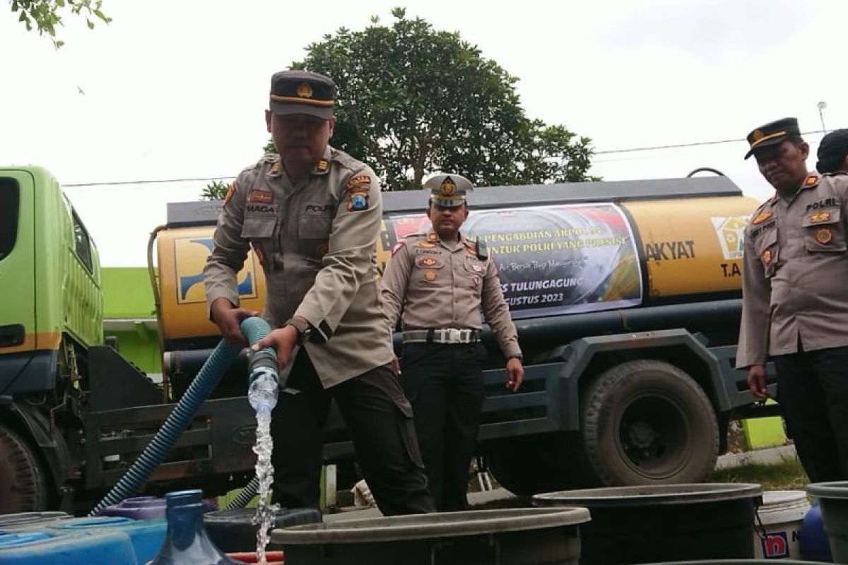 Polres salurkan 100 ribu liter air bersih untuk warga Tulungagung